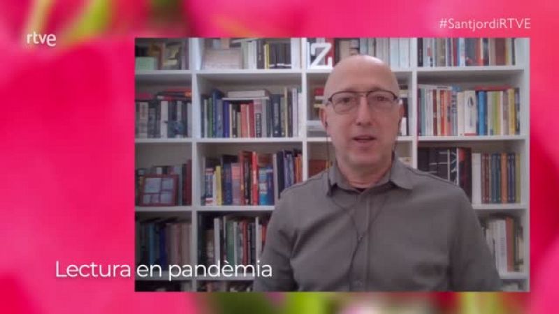 Sant Jordi 2021 amb Òscar López, presentador de Página Dos