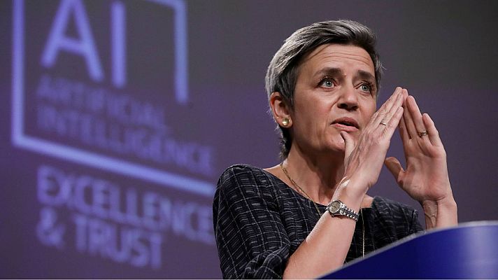 Telediario 1 - La Comisión Europea presenta su primera regulación sobre la inteligencia Artificial