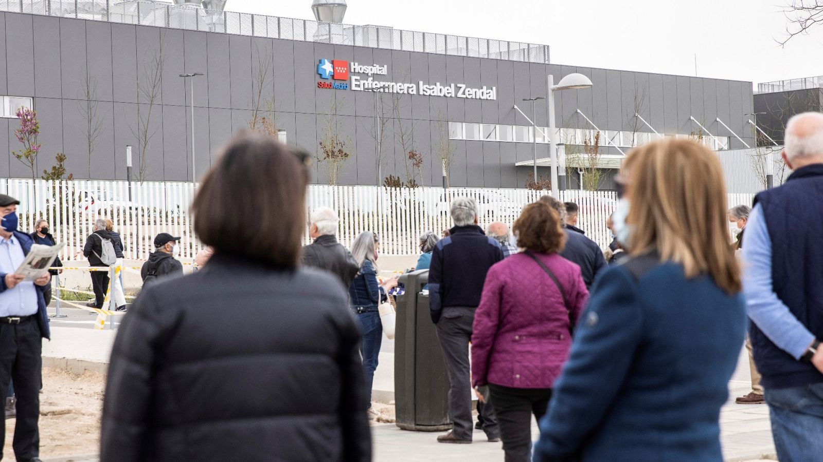 La ministra de Sanidad acudirá al Hospital Zendal "cuando sea invitada" y fuera de campaña