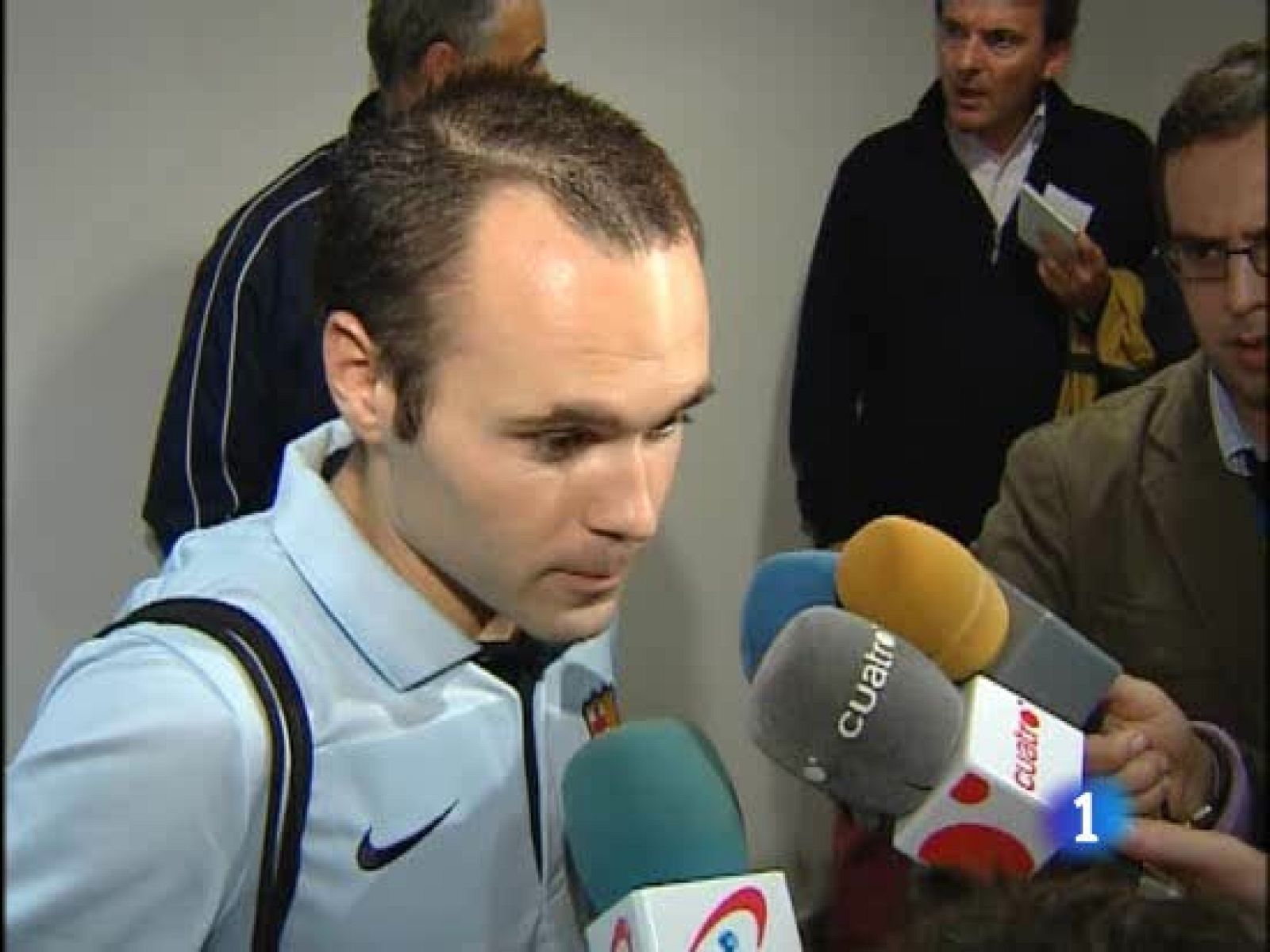  Tanto a Iniesta como a Messi y a Alves les queda la sensación de que el Inter se les ha escapado 'vivo' del partido en el que el Barça dominó de principio a fin a los italianos.