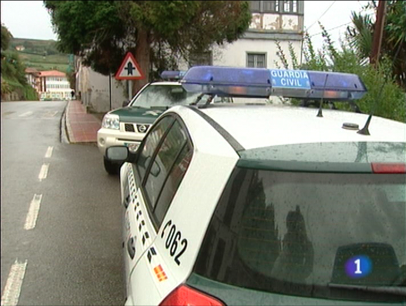   Un hombre de 66 años falleció anoche en un pueblo del municipio de Cudillero a causa de los disparos realizados por un miembro de la Guardia Civil. Al parecer, el fallecido atacó previamente con un apero de labranza a los agentes que trataban de identificarle en su domicilio. Entregada una Gran Cruz y cuatro encomiendas a cinco víctimas asturianas de atentados terroristas cometidos entre 1974 y las explosiones de Atocha. El director general de apoyo a este colectivo calificó a las víctimas de referente moral de la sociedad española, y pidió que no se las utilice con fines políticos.