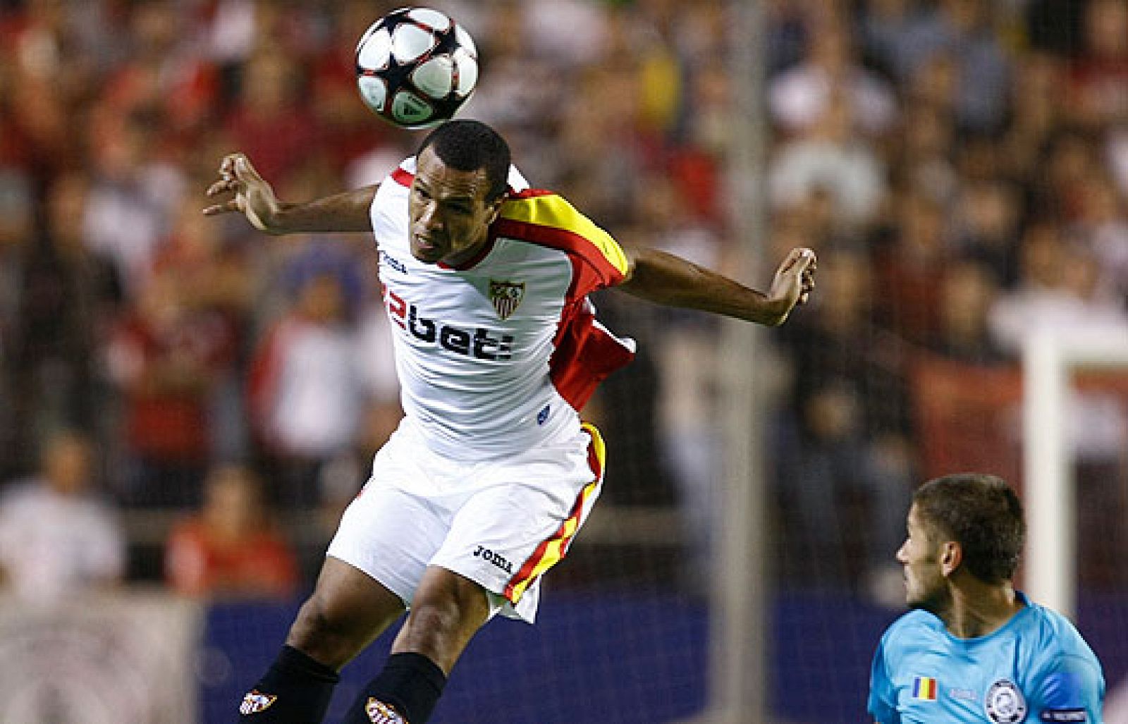 El Sevilla consiguió una victoria en su regreso a la Liga de Campeones. El conjunto andaluz ganó 2-0 al Unirea rumano con goles de Luis Fabiano y Renato.
