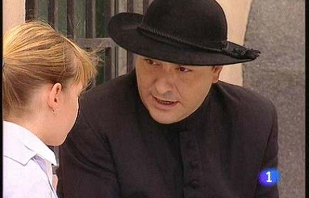 Amar en tiempos revueltos - El padre Gaitán habla con Leonor