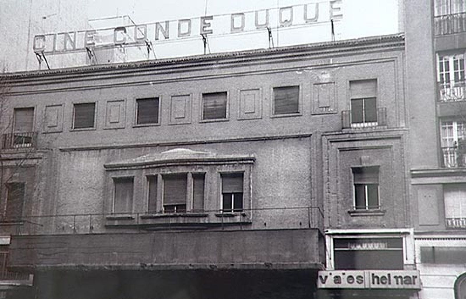 Una exposición de fotografía nos enseña como han ido muriendo muchas de las salas de cine que antes formaban parte del paisaje de los barrios de las ciudades.