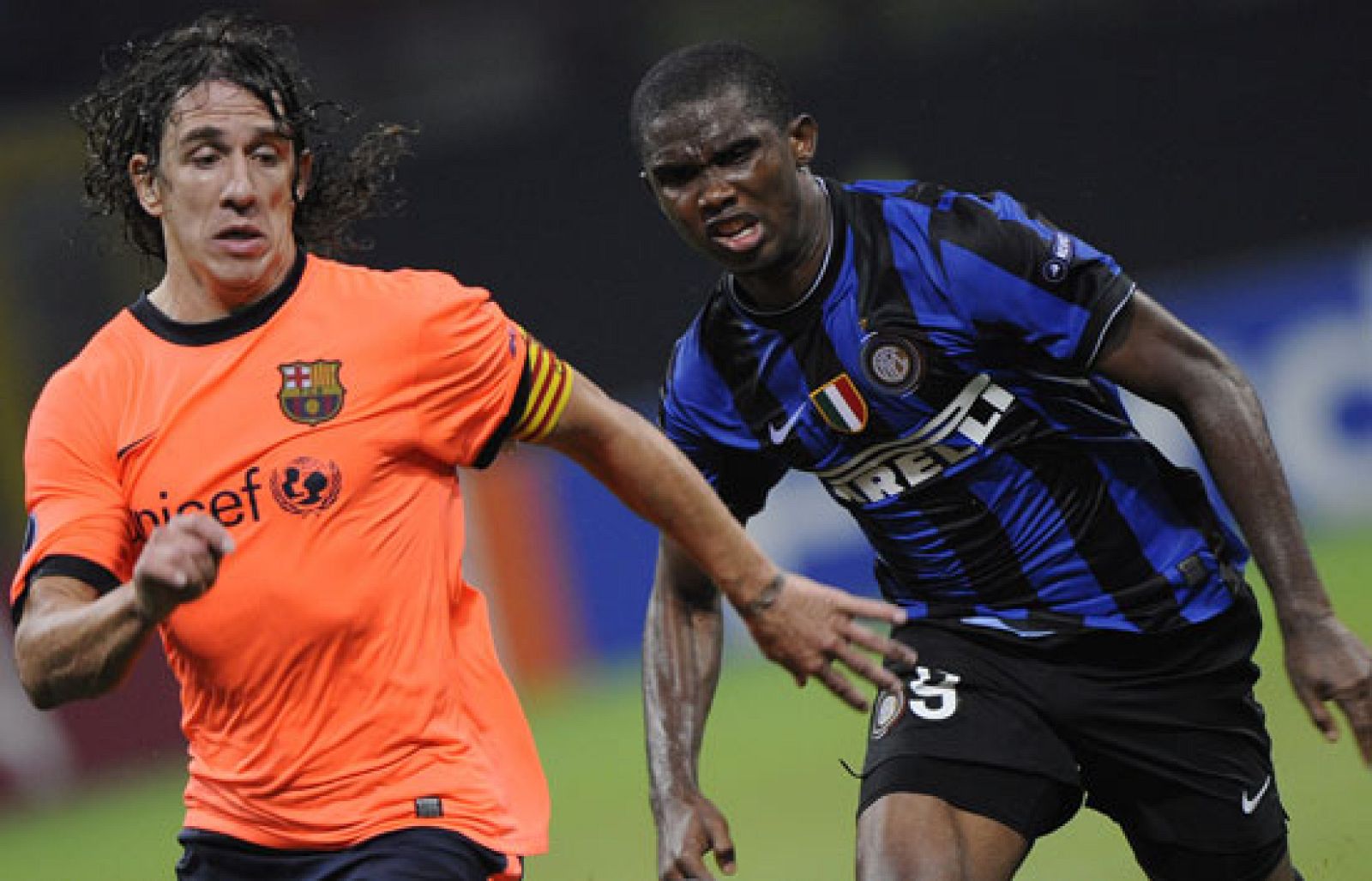 Los jugadores del FC Barcelona no se acostumbran a la imagen de Eto'o con otra camiseta, pero ya tienen que pensar en su partido ante el Atlético de Madrid.