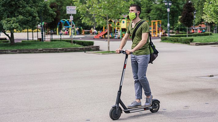 Telediario 1 - Conocer las normas de seguridad vial, la asignatura pendiente de numerosos usuarios de bicicletas y patinetes