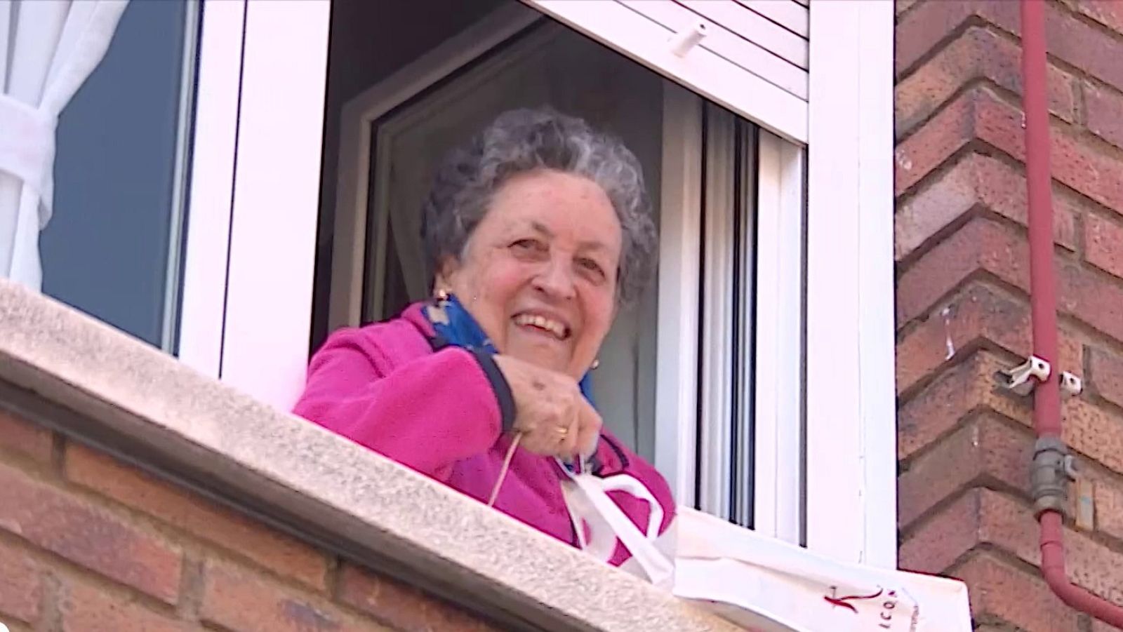 Una lectora de 81 años autoconfinada recibe los libros de la biblioteca a domiciliio