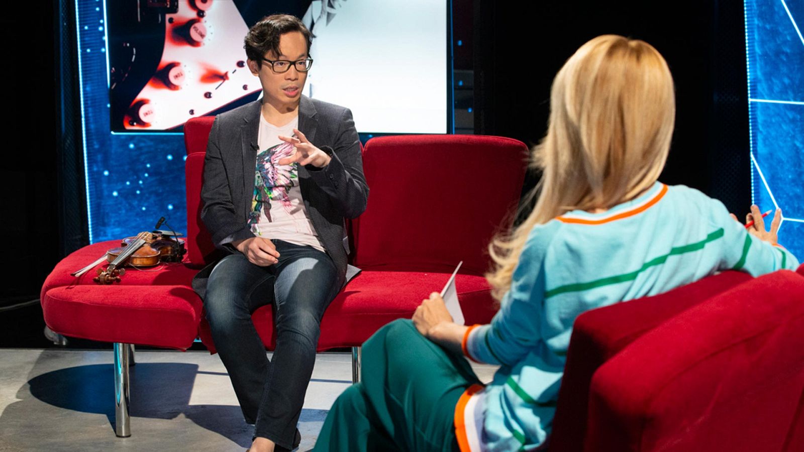 Esta semana, `Atención Obras¿ celebra el Día Internacional del Libro con Aaron Lee, un invitado que ha volcado su historia de superación y supervivencia en el libro `Yo soy el que soy¿, una autobiografía que también ha llegado al teatro y sobre la qu