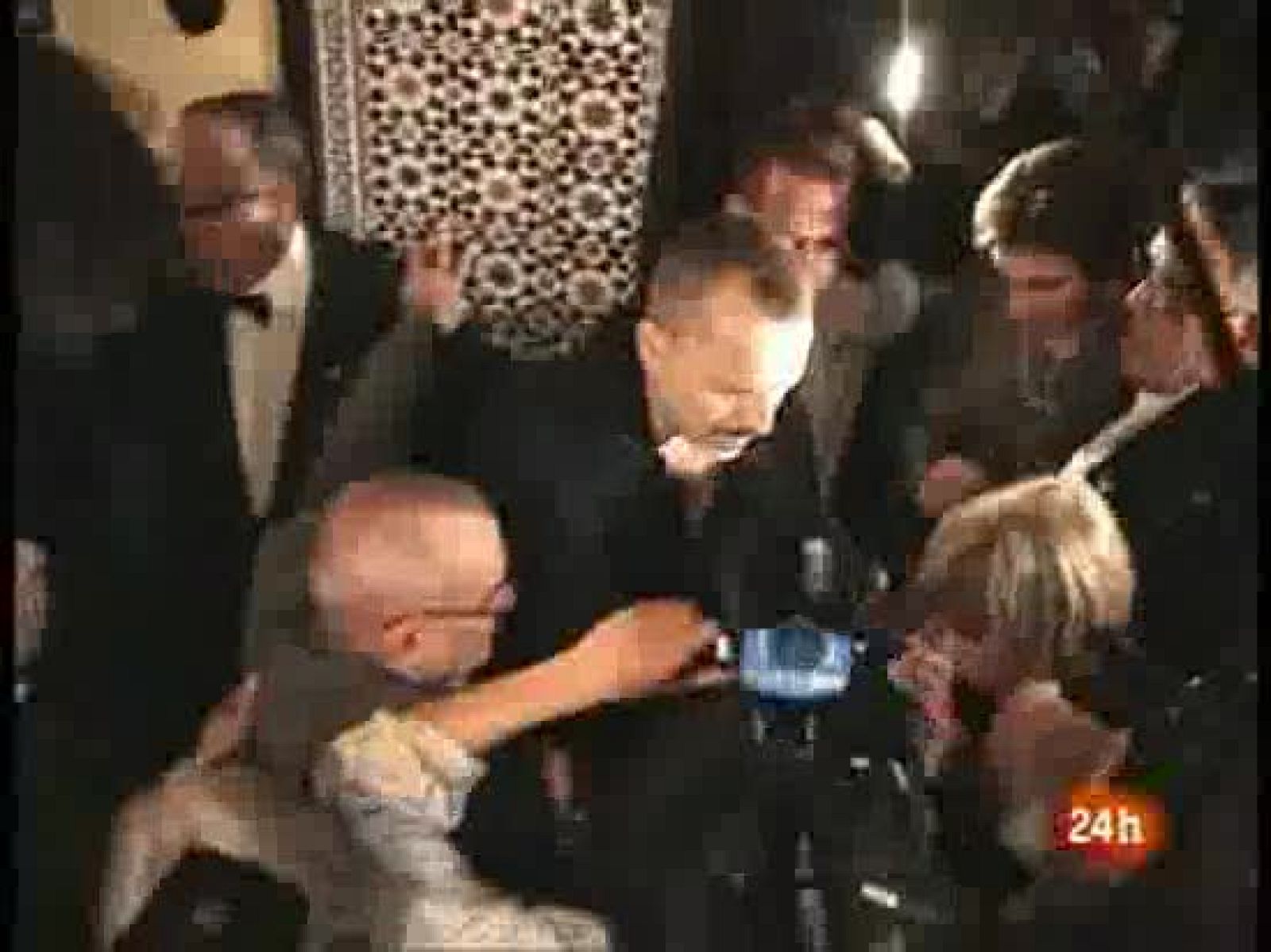 Una multitud de cubanos han recibido en La Habana al músico colombiano Juanes y al español Miguel Bosé, promotores del concierto por la paz que se celebra en la Plaza de la Revolución de la capital cubana este domingo.