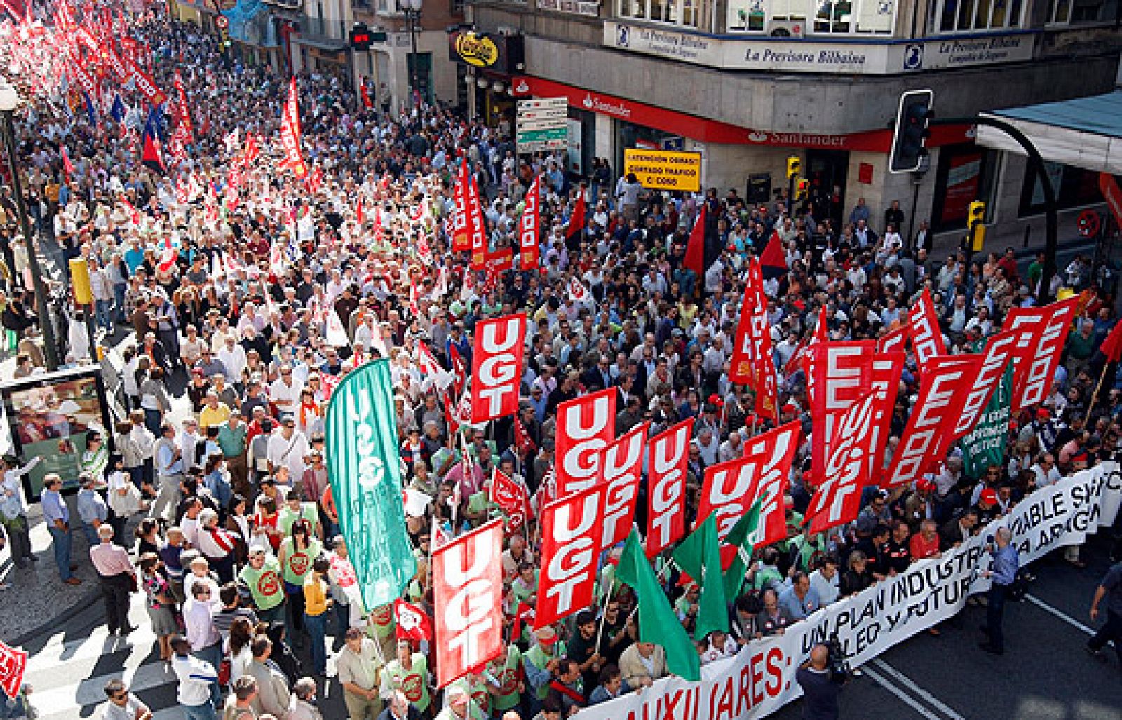 Miles de aragoneses se han manifestado a favor del empleo en la planta de Opel en Figueruelas. 