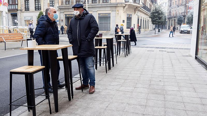 Los españoles acuden menos a los bares, que notan cómo ha caído el consumo por el coronavirus