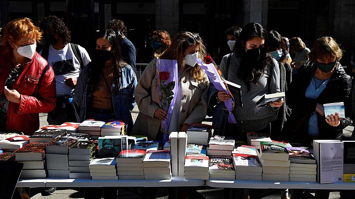España Directo - Día de Sant Jordi en el Paseo de Gracia de Barcelona