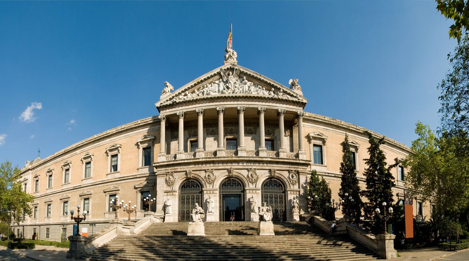 Rosa Montero muesta parte de lo donado al depósito de manuscritos de la Biblioteca Nacional