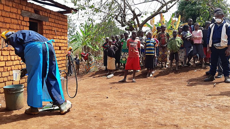 Nuevas estrategias para luchar contra la malaria: "¡Ven, ven y rocía todo, que no quiero más malaria en casa!"