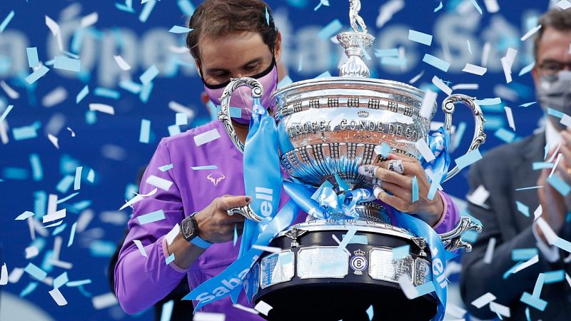 Rafa Nadal alza el Trofeo Conde de Godó al cielo de Barcelona