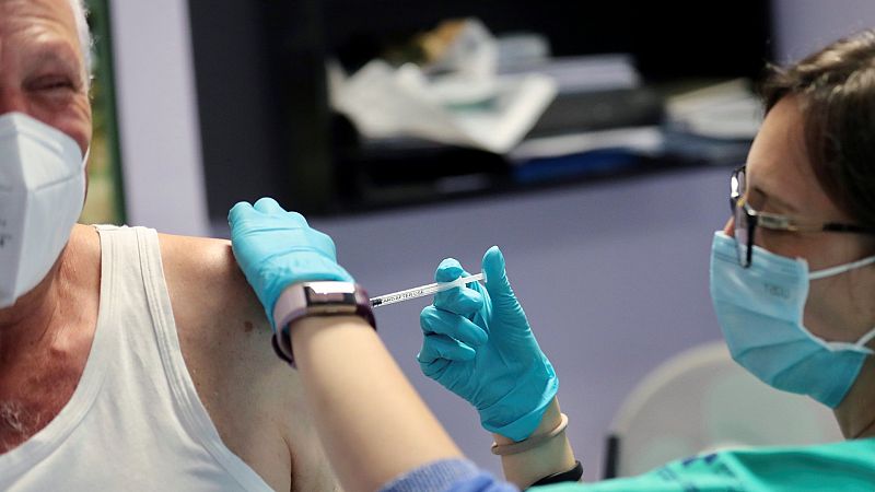 Simón, sin querer ser "temerario", asegura que España alcanzará el objetivo de la vacunación en verano