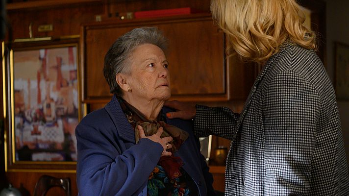 Cuéntame cómo pasó - Caridad recibe una paliza