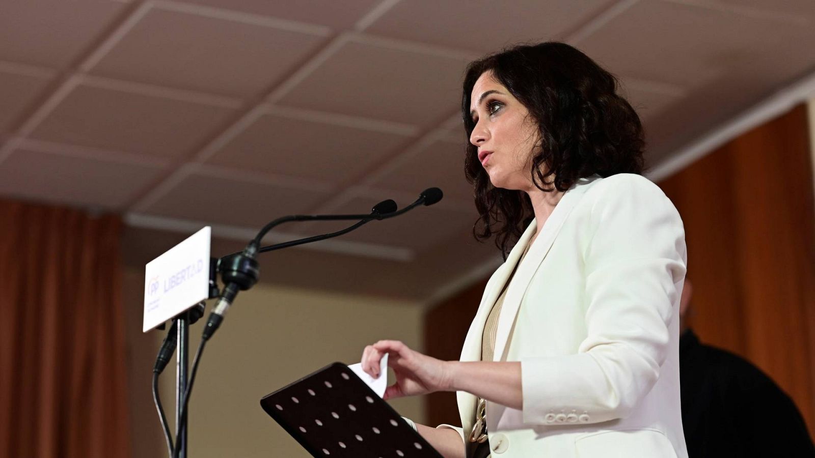 Ayuso reta a los partidos de izquierda a que le den su apoyo para no pactar con Vox y estos lo rechazan