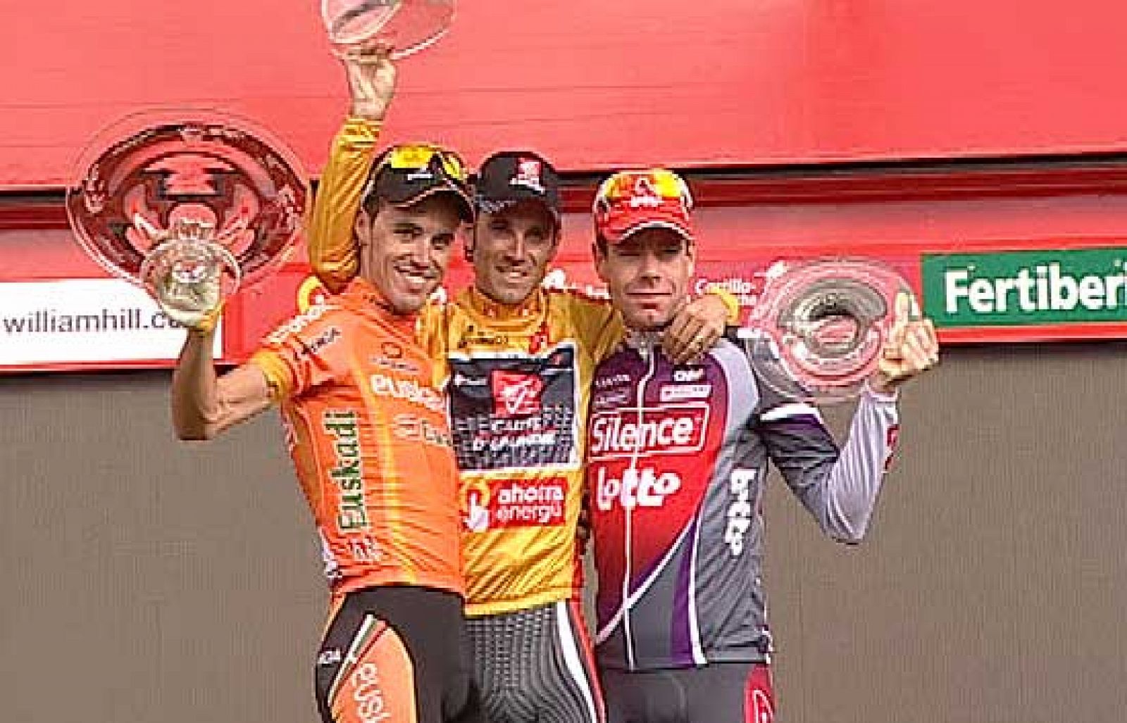 Los tres componentes del podio de la Vuelta a España: Valverde, Samuel Sánchez y Evans, escuchan el himno de España en honor al ganador, el murciano Alejandro Valverde