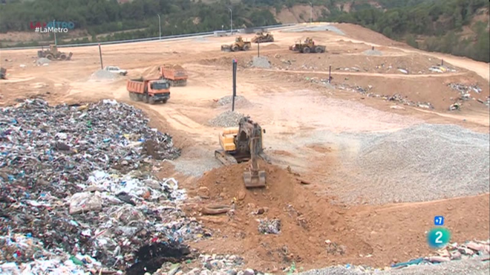 Expliquem les queixes del veïns per les pudors de l'abocador de Can Mata, recollim l'oposició a la instal·lació d'un bingo a Badalona i coneixem un projecte d'ajuda a joves vulnerables a través de la música a Santa Coloma de Gramenet