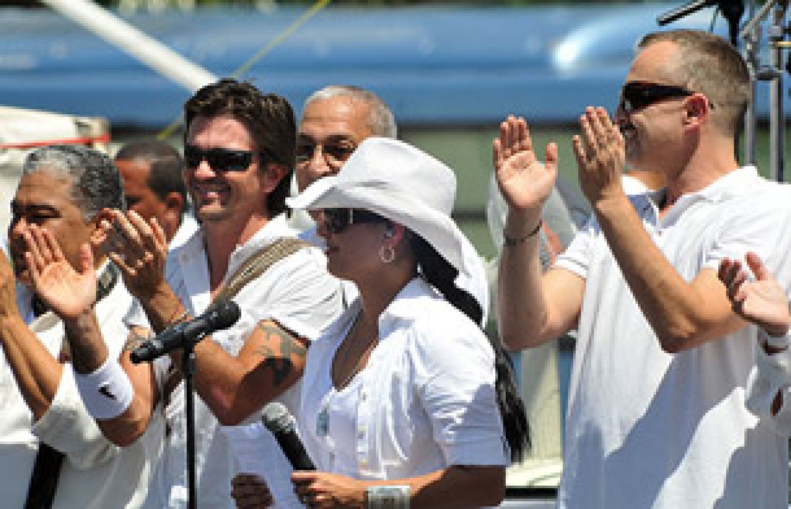 Cientos de miles de personas se han reunido en la Plaza de la Revolución de La Habana, Cuba, donde se ha celebrado el concierto que el cantante Juanes ha organizado y donde el colombiano ha actuado junto a otros 14 artistas. La portorriqueña Olga Tomán ha sido la encargada de leer un pequeño manifiesto al incio del evento (20.09.09).