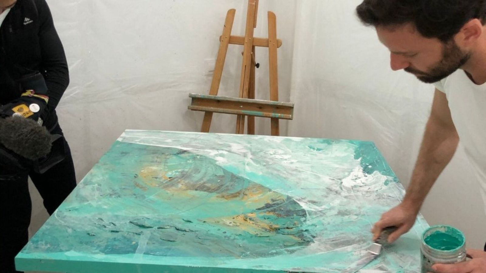 El artista Álvaro de Greforio pintando | Ver