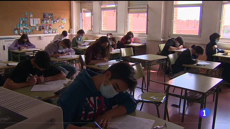 Estudiantes de segundo de bachillerato casi han acabado el curso y se preparan para la EBAU