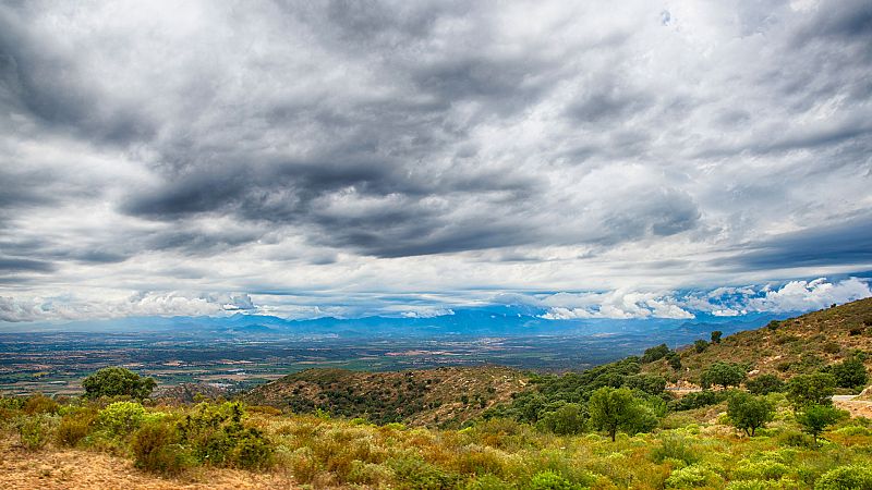 Chubascos y tormentas localmente fuertes en el cuadrante nordeste peninsular - Ver ahora