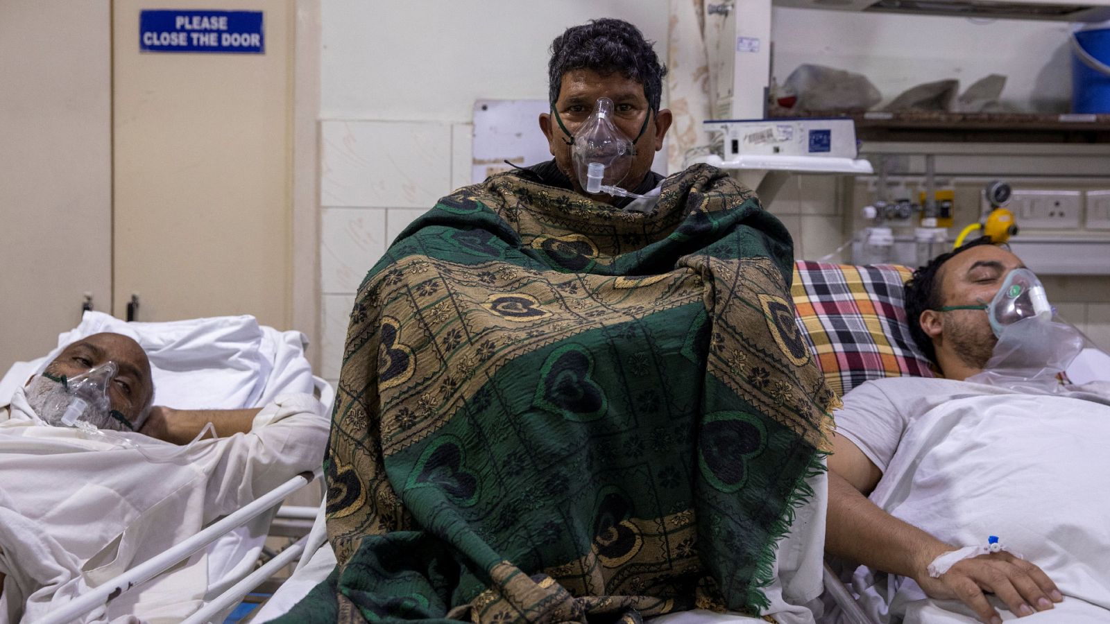 India bate récords de muertos por COVID y contagiados