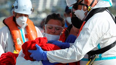 Salvamento Martimo rescata una patera con un beb recin nacido