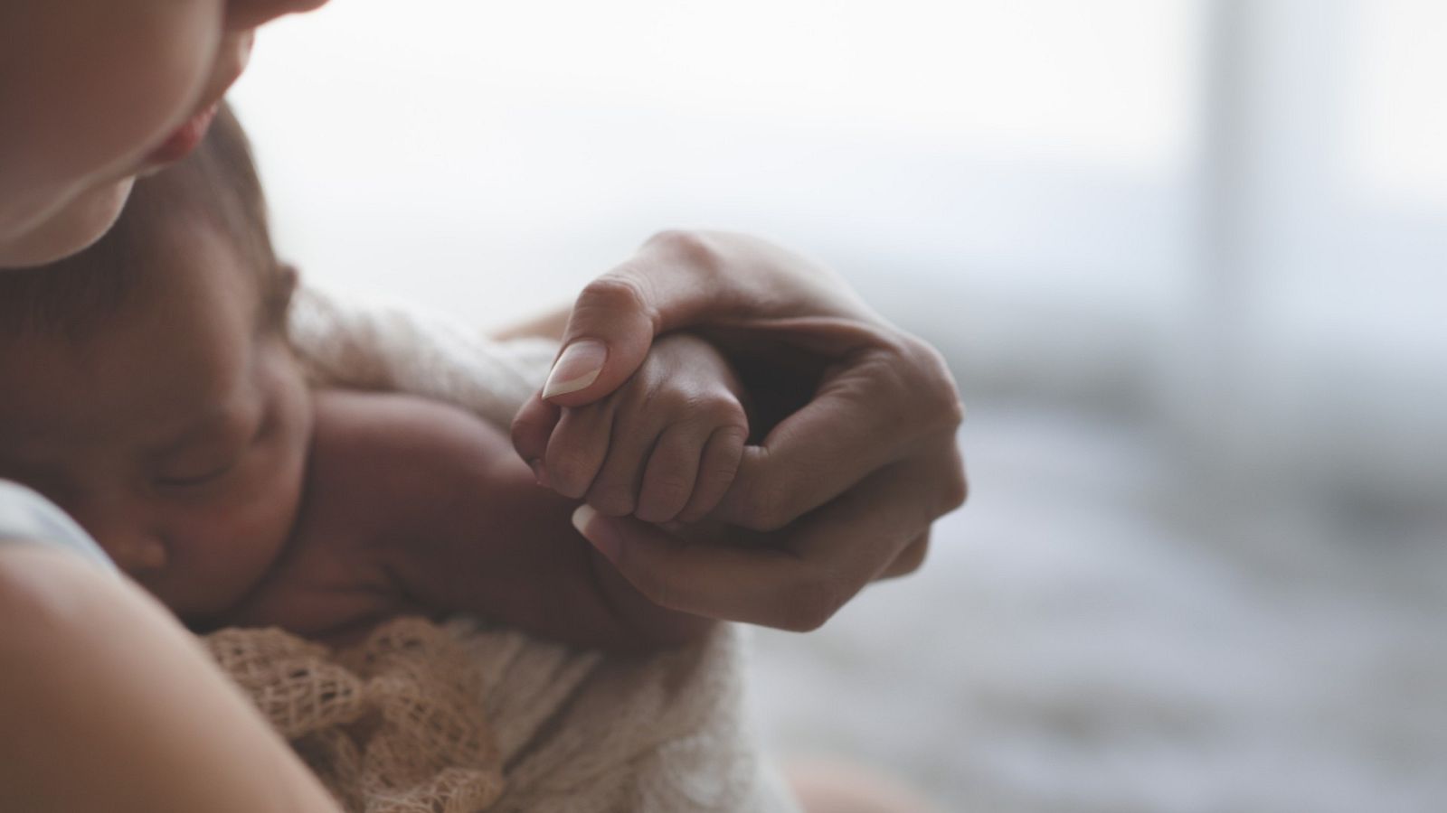 Una madre logra hacer la terapia 'piel con piel' a la vez con sus trillizos prematuros