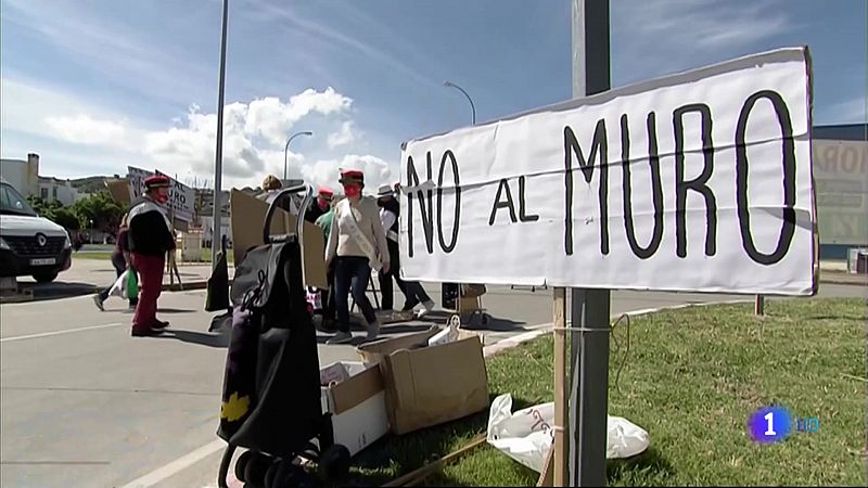 Protesta contra el muro de la vía ferroviaria que atravesará Navalmoral de la Mata - 30/04/2021