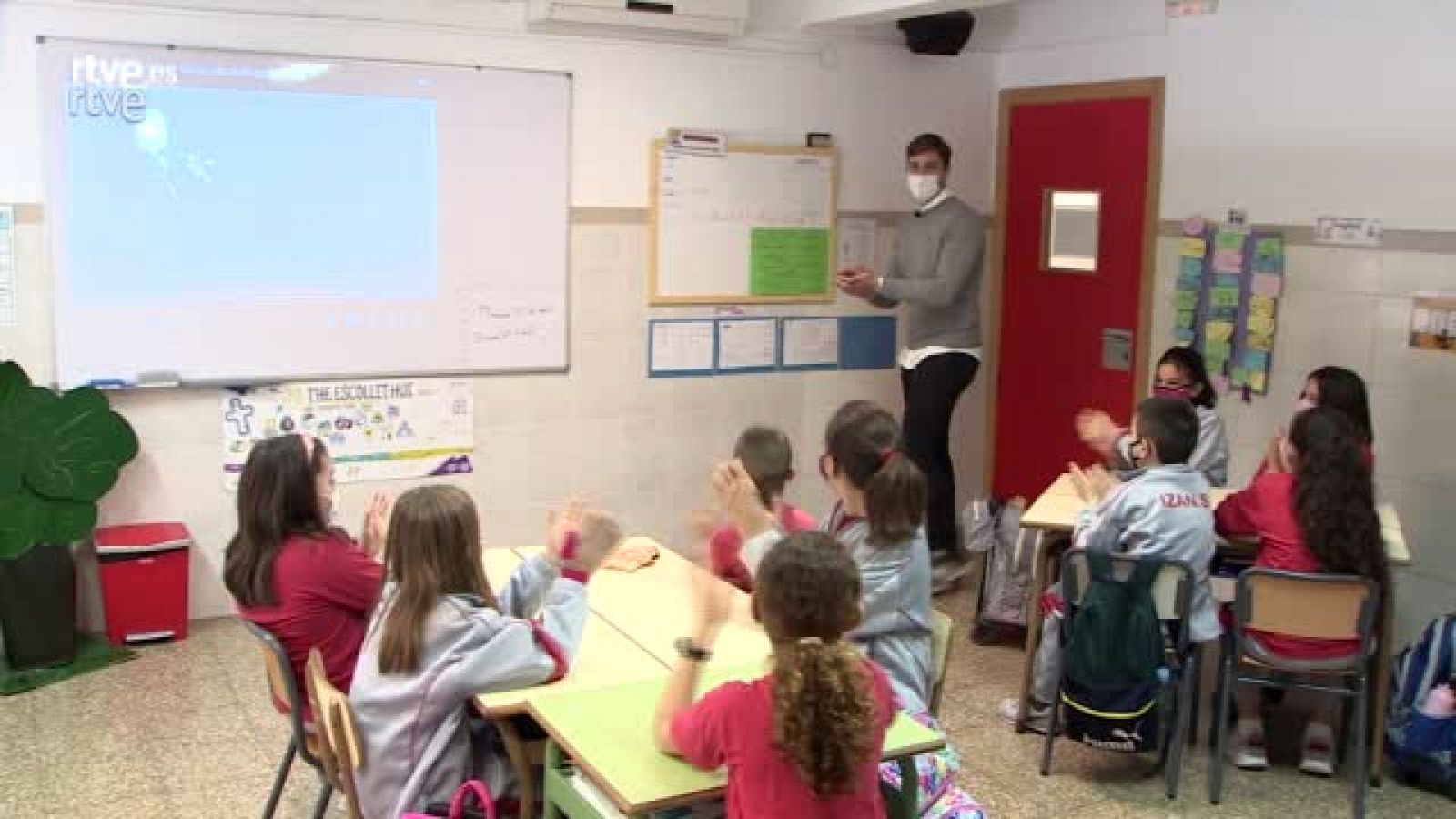 Els alumnes d'una escola de la Pobla de Vallbona coneixen la pilota de la ma de Puchol II