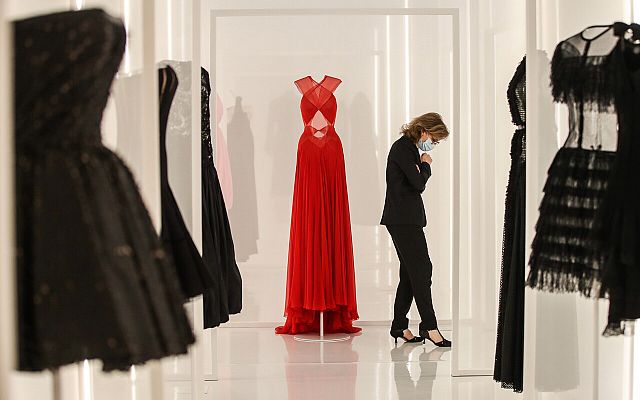 - Dale al play para ver la exposición 'Alaïa & Balenciaga, escultores de las formas'