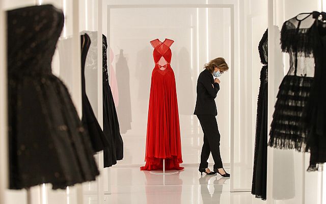 Dale al play para ver la exposición 'Alaïa & Balenciaga, escultores de las formas'