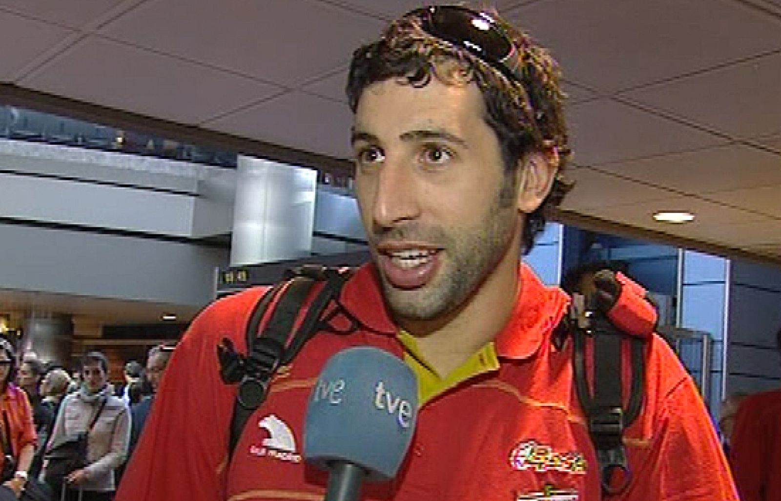 El jugador de la selección, Alex Mumbrú, "un poco cansado tras tres partidos en 4 dias, la celebración y  el vuelo" afirma que "hoy es dia de celebración". El alero catalán afirma que "ayer parecía muy fácil, pero no lo fue".