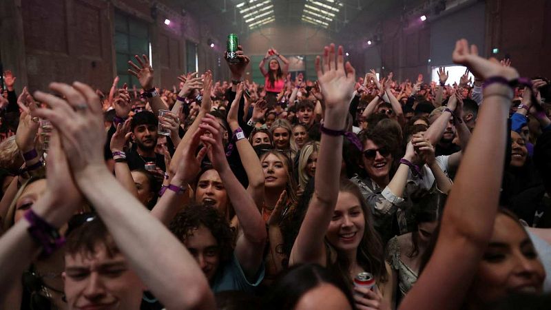 Una discoteca de Liverpool acoge a miles de personas en una prueba piloto con test de antígenos | Ver