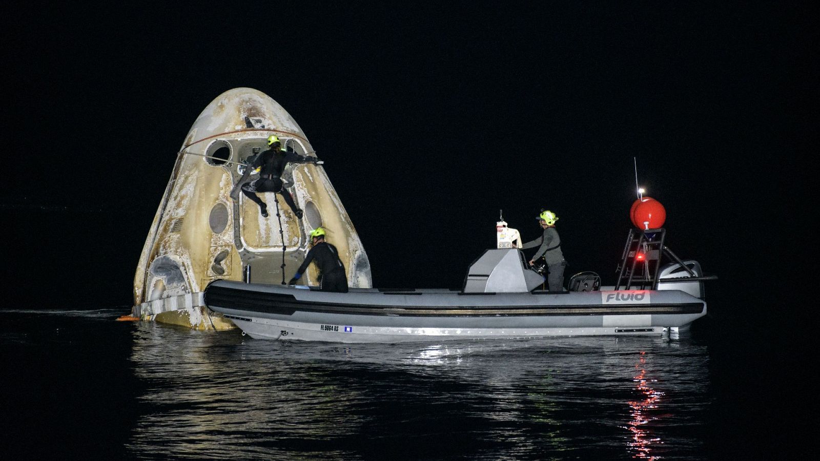 Espacio | La cápsula Dragon de SpaceX regresa a la Tierra desde la EEI con  los cuatro astronautas de la Crew-1 - RTVE.es