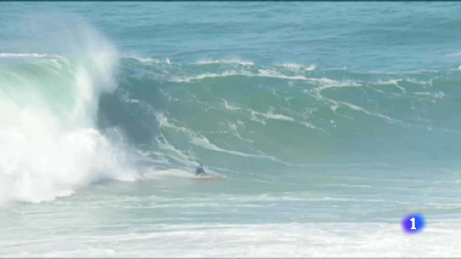 Entrenamiento en apnea y surf en olas gigantes