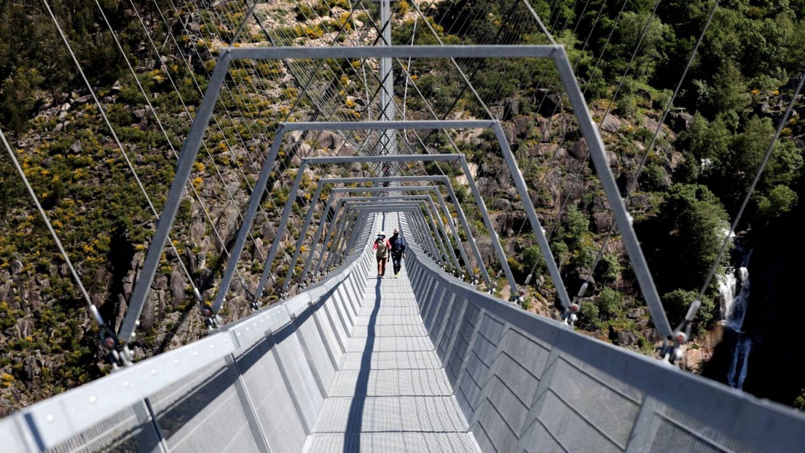 Portugal inaugura el puente colgante peatonal más largo del mundo - RTVE.es