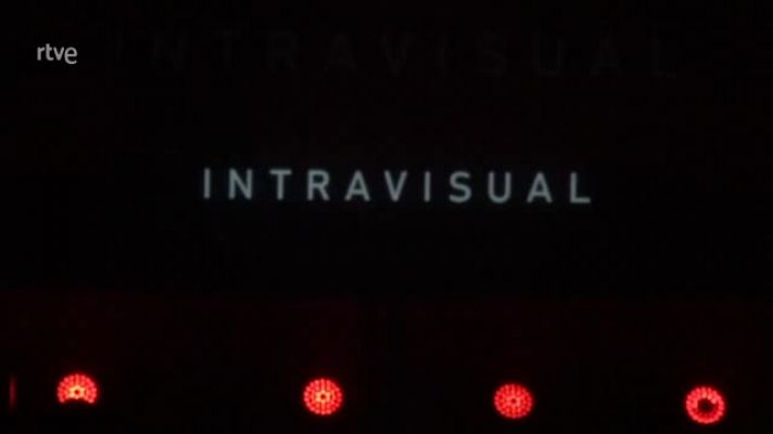  - El concierto combina música en directo con sintetizadores y proyecciones 3D