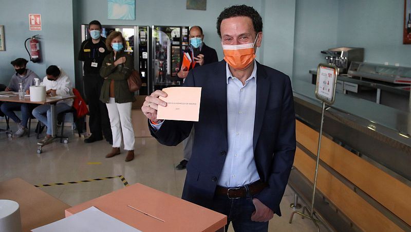 El candidato de Ciudadanos, Edmundo Bal, vota en el centro cultural Alfredo Kraus