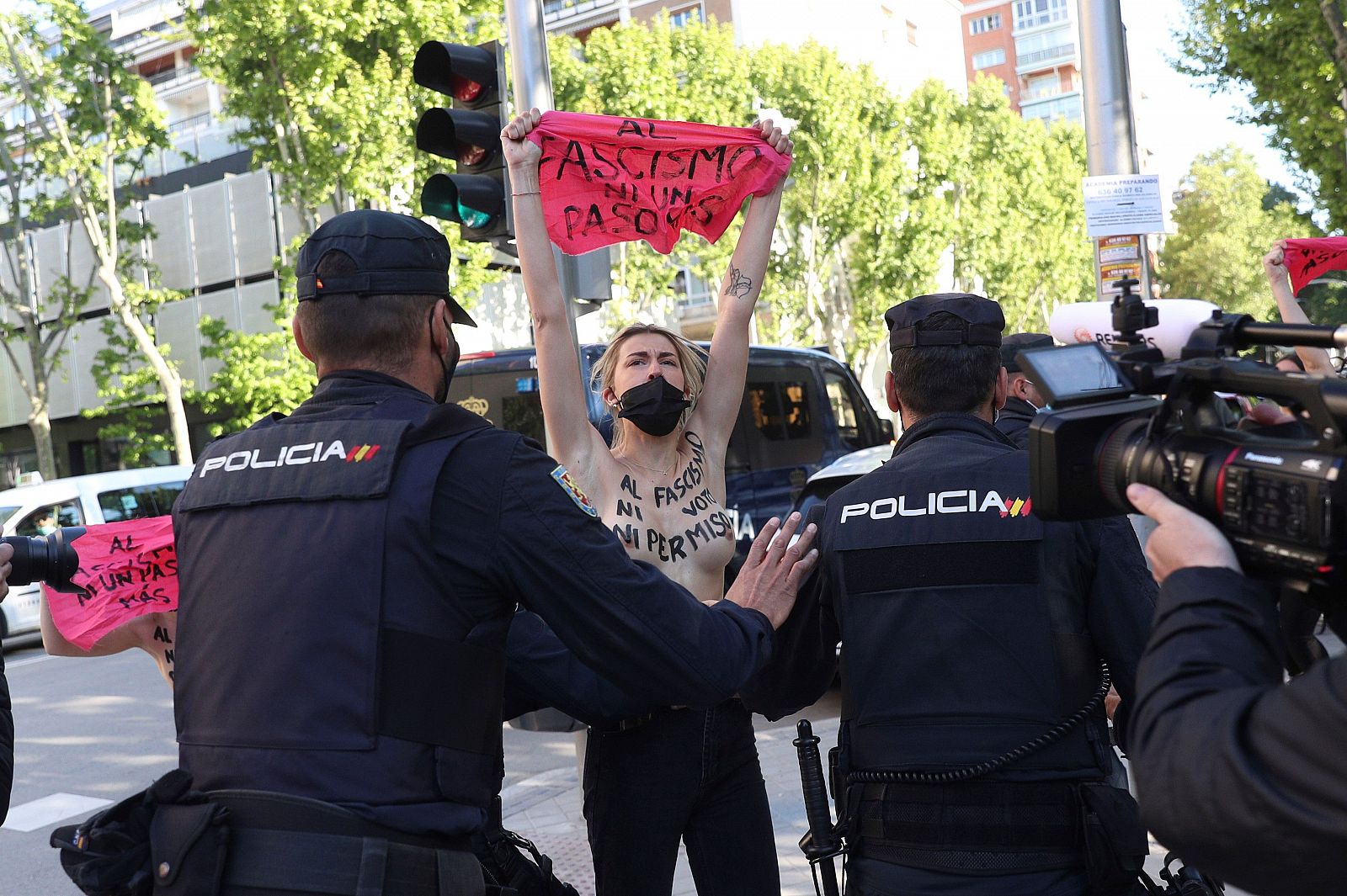 Activistas de FEMEN protestan frente al colegio donde vota la candidata de VOX, Rocío Monasterio, en este 4M
