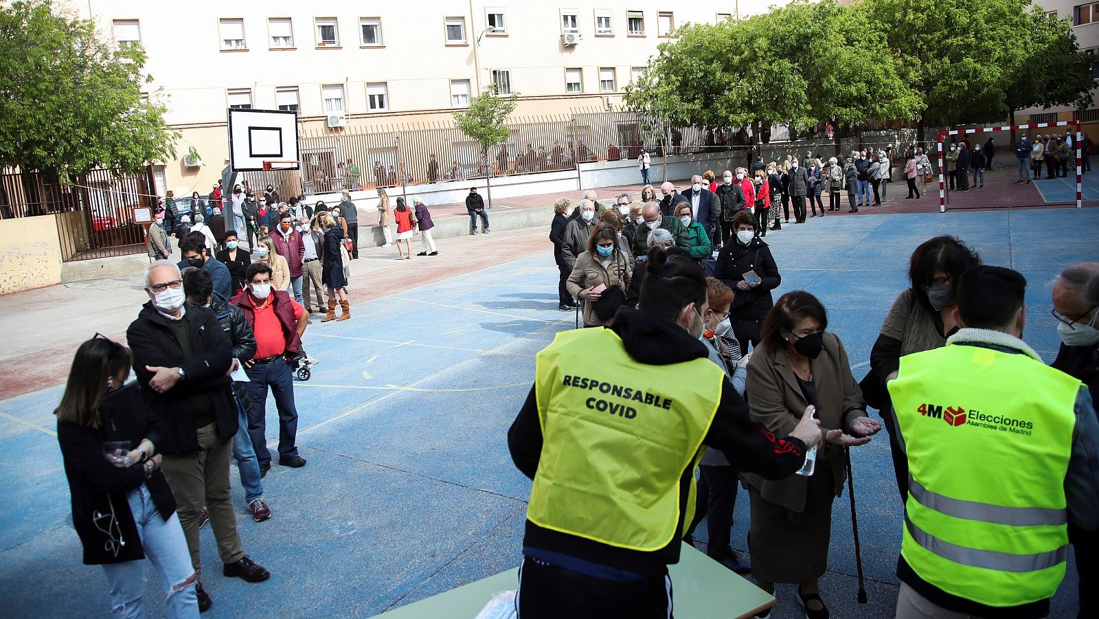 Elecciones 4M - Largas colas en los colegios electorales de la Comunidad de Madrid