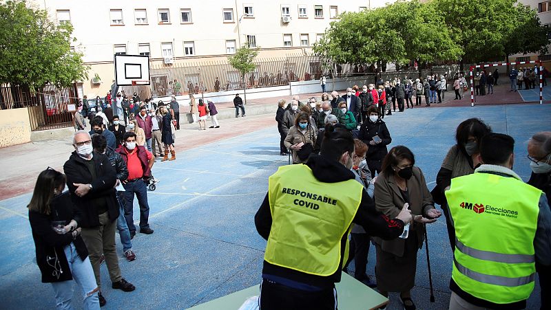 Largas colas en los colegios electorales de la Comunidad de Madrid