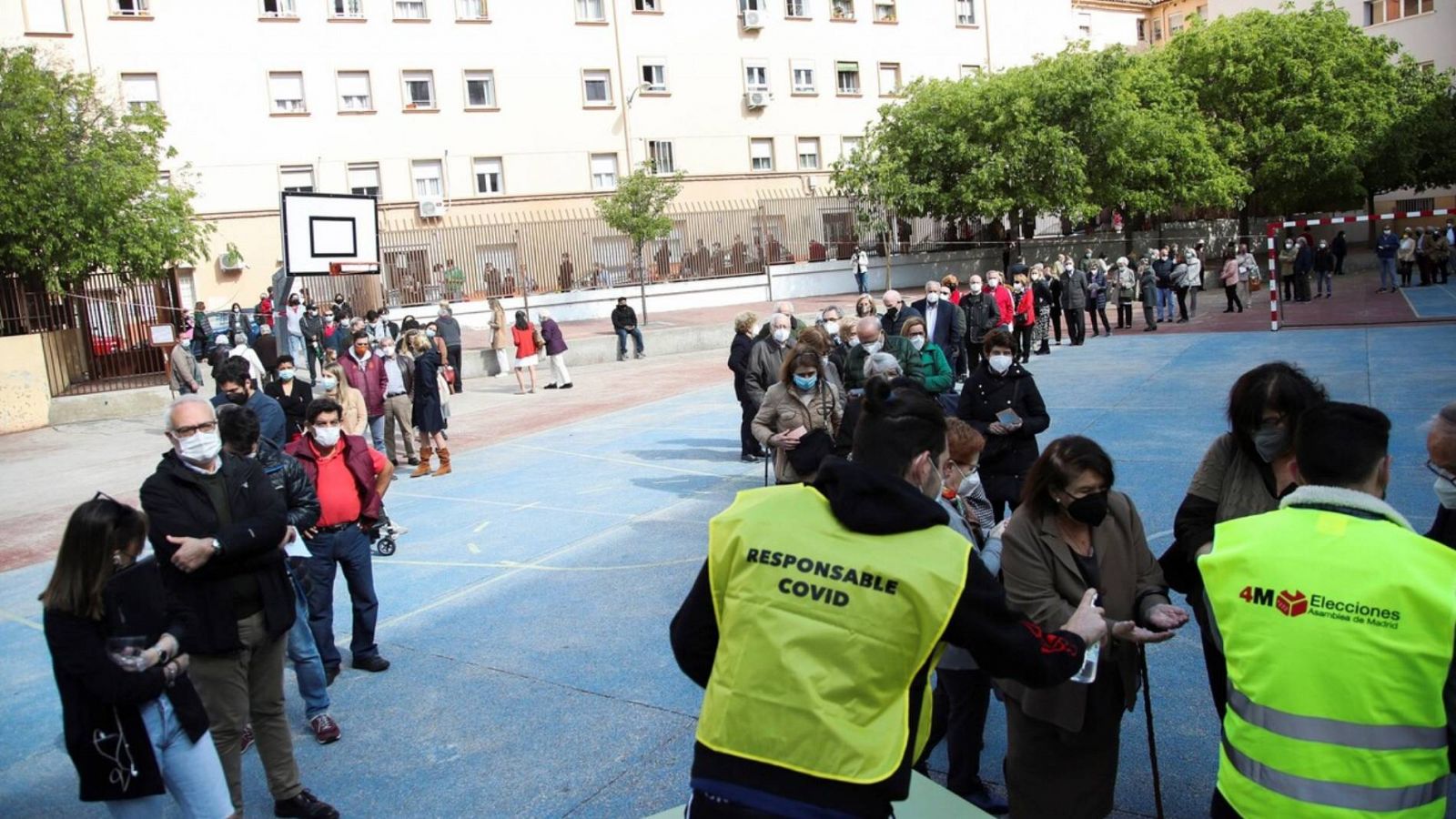 Largas colas en los colegios electorales para votar a primera hora de la mañana - RTVE.es