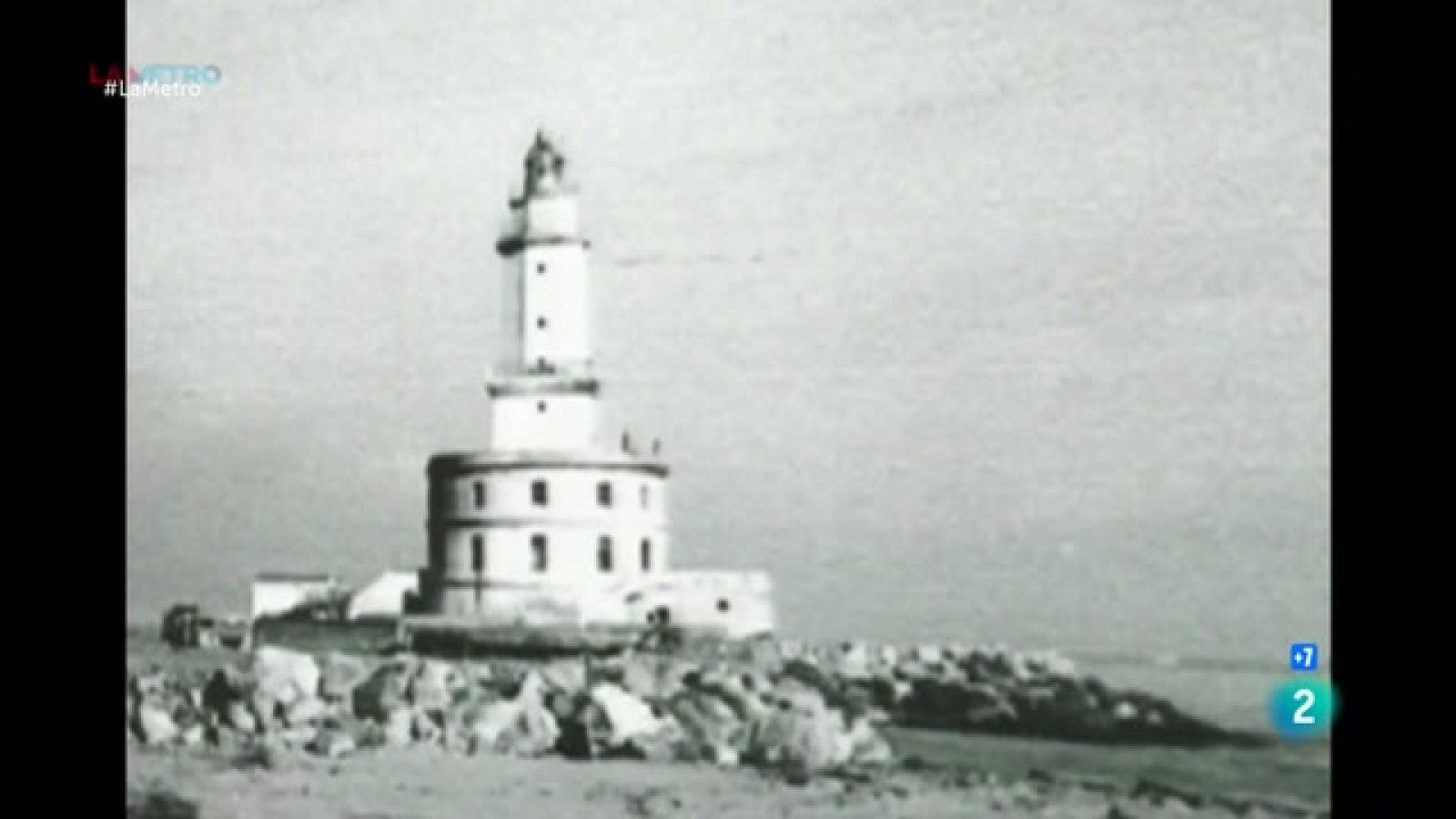 Anem a L'Hospitalet de Llobregat on miren cap el mar amb enyorança de la marina i el far que van perdre, per l'ampliació del Port de Barcelona, i amb la voluntat de recuperar un accés al mar.
