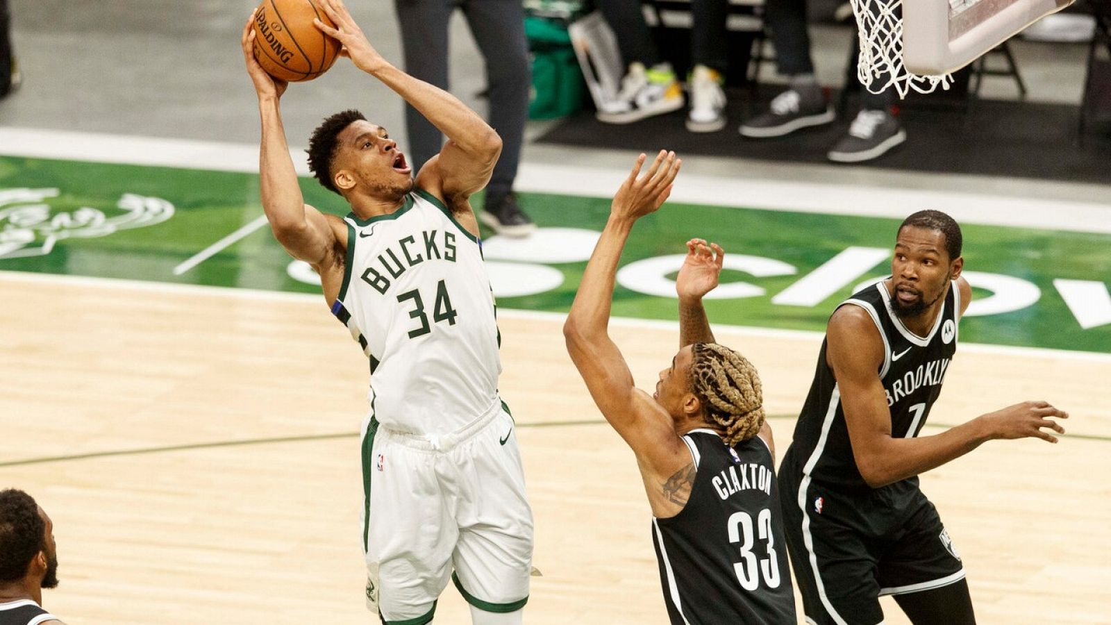 Los Bucks de Antetokounmpo ganan a los Nets