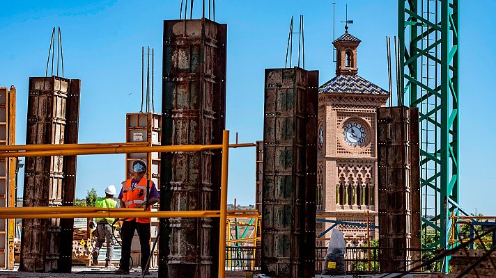 Telediario 1 - El mercado laboral respira en abril: menos paro y más afiliación