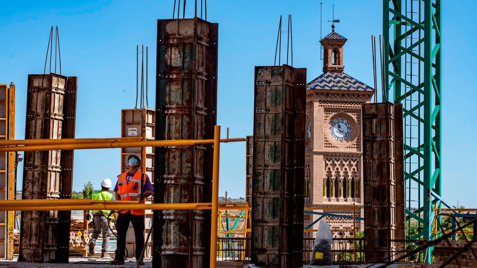 El mercado laboral respira en abril: menos paro y más afiliación